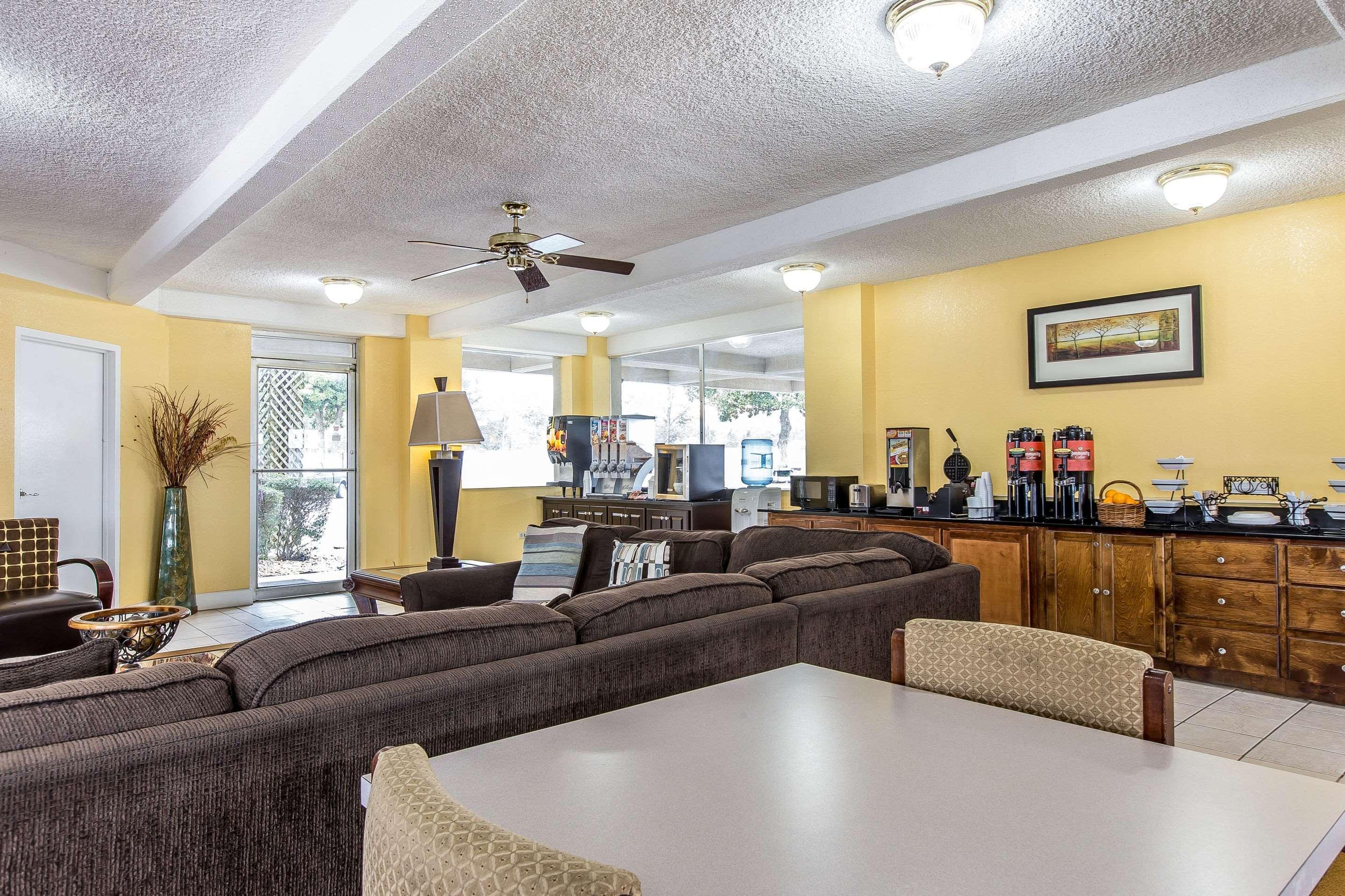 Econo Lodge Байрон Екстер'єр фото
